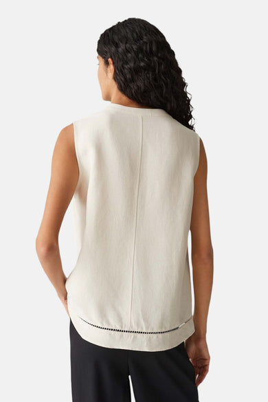 Ecru blouse zonder mouwen van OPUS, met laser-cut details aan de onderkant, achterkant.
