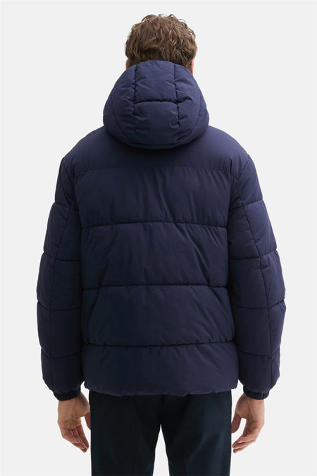 Manteau court bleu de TOM TAILOR, dos visible, avec capuche et rayures horizontales brodées.