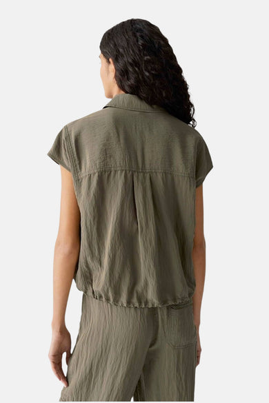 Olijfgroene blouse en broek, achterkant, model.