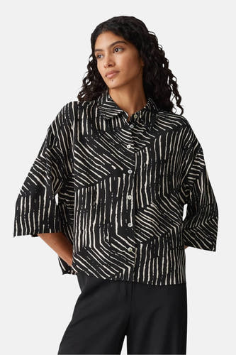 Chemise noire à longues manches d'OPUS, avec un motif de lignes blanches frappant et une fermeture à boutons.