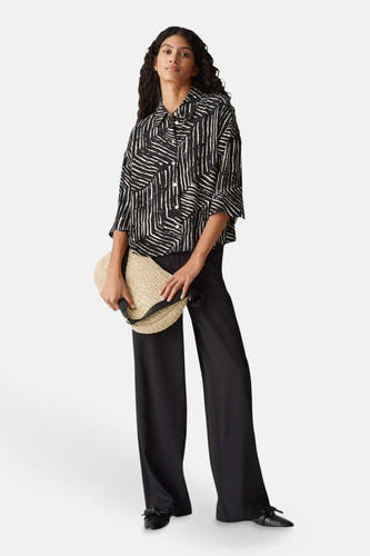 Chemise noire à manches longues d'OPUS, avec un motif abstrait blanc et une coupe décontractée.