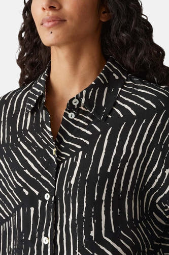 Chemise noire à longues manches d'OPUS, avec un motif rayé blanc et une fermeture à boutons.