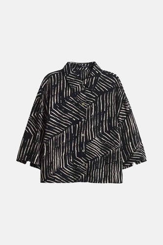 Chemise noire à longues manches d'OPUS, avec un motif graphique noir et blanc frappant.