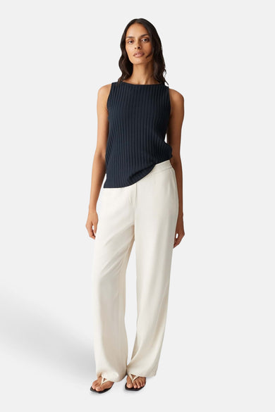 Maillot bleu OP OPUS, une texture texturebreléeéeéé avec un pantalon blanc et des sandales.