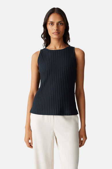 T-shirt bleu d'OPUS, avec des rayures verticales porté avec un pantalon beige.