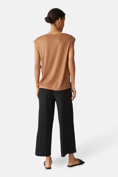 T-shirt brun à manches courtes d'OPUS, avec une coupe décontractée et associé à un pantalon noir.