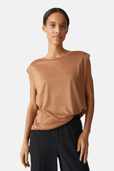 T-shirt marron à manches courtes d'OPUS, associé à un pantalon noir.