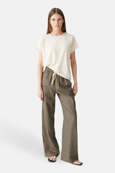 T-shirt écru à manches courtes d'OPUS, avec des fines rayures horizontales et porté avec un pantalon kaki.