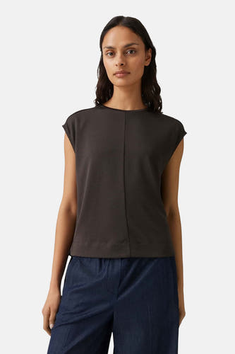 Bruine korte mouwen t-shirt van OPUS, gladde stof, centrale naden, model in front view met donkerblauwe broek