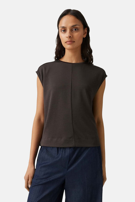 Bruine korte mouwen t-shirt van OPUS, gladde stof, centrale naden, model in front view met donkerblauwe broek
