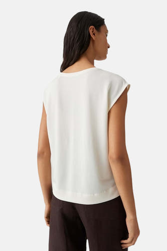 Witte korte mouwen t-shirt van OPUS, achterzijde, gladde stof, model met donkere broek, minimalistisch design