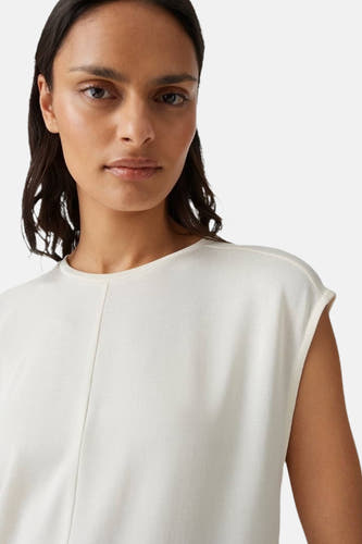 Witte korte mouwen t-shirt van OPUS, gladde textuur, ronde hals, front detail, model close-up