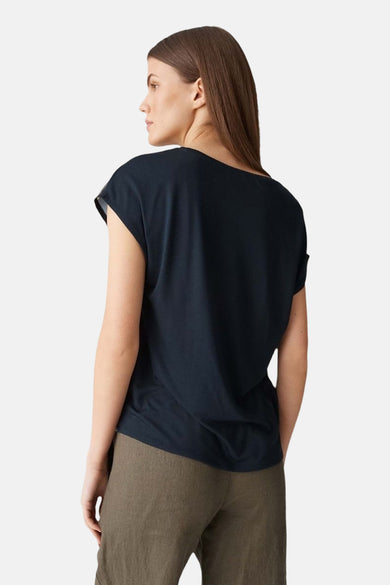 Blauwe blouse met korte mouwen van OPUS, gezien van achteren, gecombineerd met een kaki broek.
