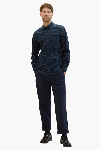 Blauw overhemd met lange mouwen van TOM TAILOR, met een subtiel patroon, gecombineerd met donkerblauwe broek en zwarte schoenen.