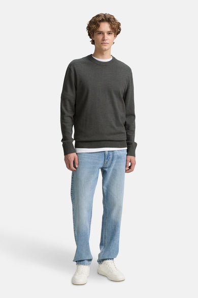 T-shirt vert avec col rond de TOM TAILOR, porté sur un t-shirt blanc et des jeans bleu clair et des baskets blanches.