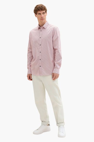 Rood overhemd met lange mouwen van TOM TAILOR, met een subtiel patroon, gecombineerd met crèmekleurige broek en witte sneakers.
