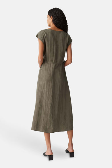 Robe multicolore à manches courtes d'OPUS, avec une taille cintrée et une longueur ample.