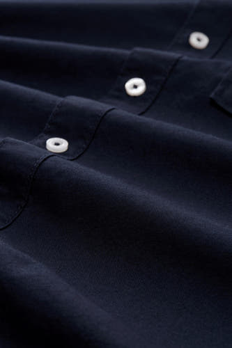 Chemise bleue à manches longues de TOM TAILOR, avec col boutonné et plis subtils.
