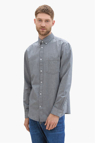 Blau,, chemise en coton pour homme à manches longues de TOM TAILOR, vue de derrière, portée avec un pantalon de travail.