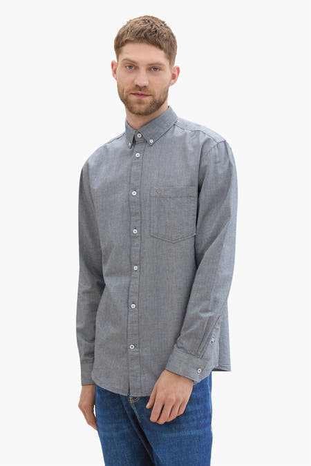 Chemise bleue à manches longues de TOM TAILOR, avec col boutonné et poche poitrine.