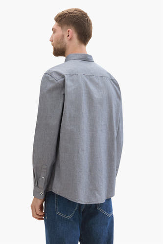 Blauw, katoenen herenoverhemd met lange mouwen van TOM TAILOR, gezien van achteren, met spijkerbroek.