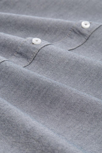 Chemise bleue à manches longues de TOM TAILOR, avec une fine texture et des boutons blancs, détaillée.