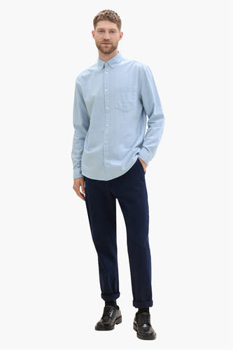 Chemise bleue à manches longues TOM TAILOR, avec une poche poitrine et des boutons blancs.