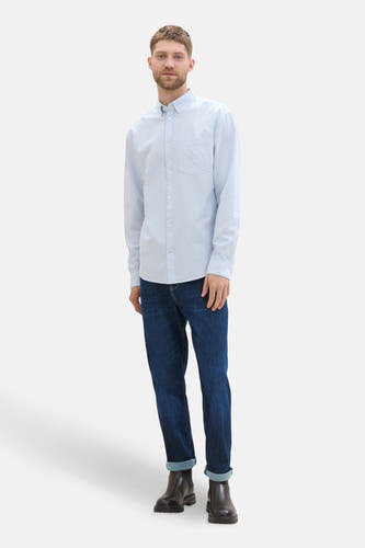 Chemise rayée bleue de TOM TAILOR à manches longues, avec une poche poitrine et portée port des jeans noirs et des bottes noires.