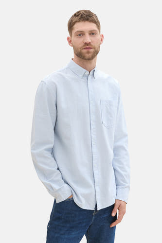 Chemise bleue rayée de TOM TAILOR avec manches longues, à poche poitrine et portée avec des jeans bleus foncés.