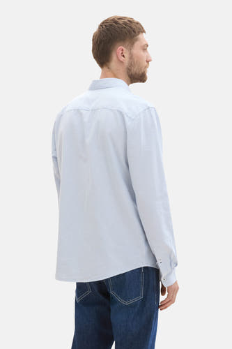 Chemise bleue rayée à manches longues de TOM TAILOR, vue de derrière avec un jean.