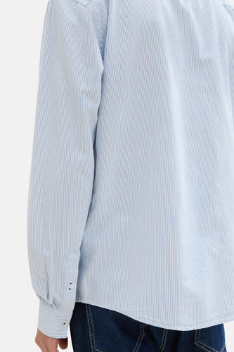 Chemise bleue rayée avec manches longues de TOM TAILOR, détail visible en jeans.