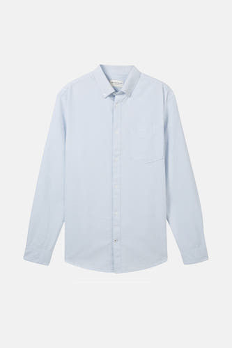 Chemise bleue rayée à manches longues de TOM TAILOR, avec une poche poitrine et et fermeture boutons.
