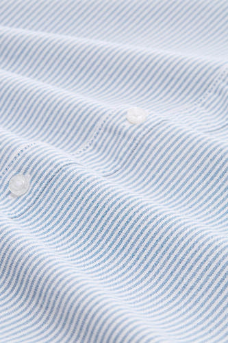 Chemise bleue à rayures à manches longues de TOM TAILOR, avec boutons blancs visibles et texture froissée.