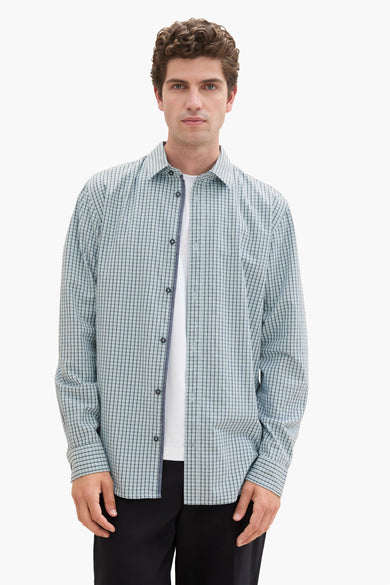 Chemise verte à manches longues de TOM TAILOR, avec un motif fin rayé et une fermeture à boutons noirs.