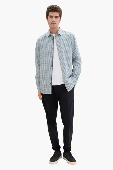 Groen overhemd met lange mouwen van TOM TAILOR, met een ruitpatroon, gecombineerd met een wit T-shirt en zwarte broek.