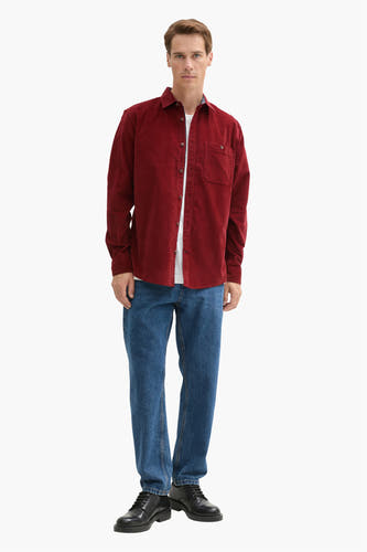 Chemise brique à manches longues de TOM TAILOR, portée avec un t-shirt blanc et des jeans bleus.