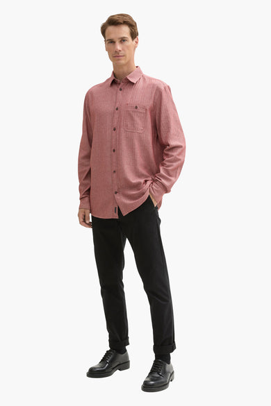 Rood hemd met lange mouwen van TOM TAILOR, met borstzak en gedragen met zwarte broek en schoenen.
