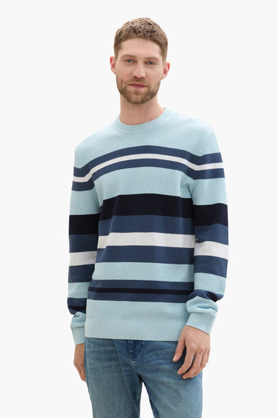 T-shirt bleu avec col rond de TOM TAILOR, à imprimé rayé horizontal, associé à un pantalon de cuir bleu.
