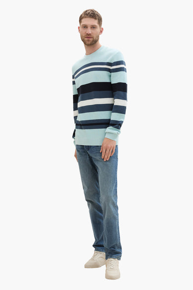 T-shirt bleu avec col rond de TOM TAILOR, rayé, associé à des jeans et des baskets.