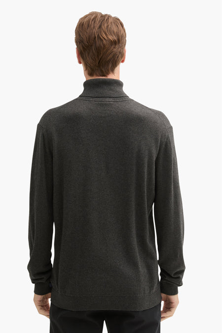 Pull à col roulé comportant du cachemire