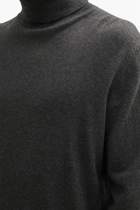 Pull à col roulé comportant du cachemire