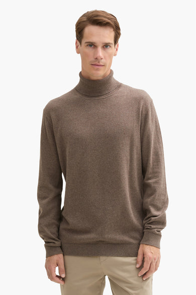 Manteau coltrui brun de TOM TAILOR, associé à un pantalon beige et des baskets blanches.