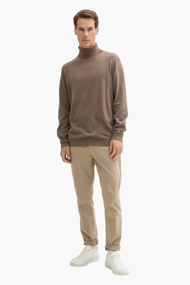 Bruine coltrui van TOM TAILOR, gecombineerd met beige broek en witte sneakers.