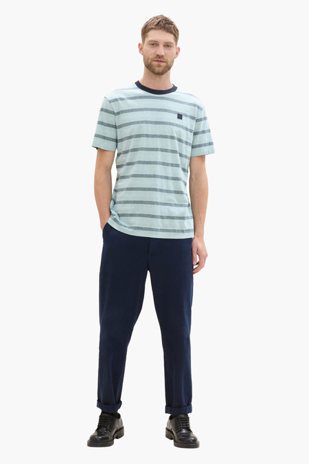 Groen gestreept T-shirt met korte mouwen van TOM TAILOR, met donkerblauwe pantalon en zwarte schoenen.