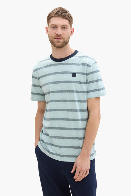 Groen T-shirt met korte mouwen van TOM TAILOR, gestreept patroon en een effen donkerblauwe broek.
