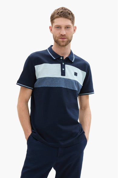 Polo bleu avec manches courtes de TOM TAILOR, avec des détails rayés sur la poitrine.