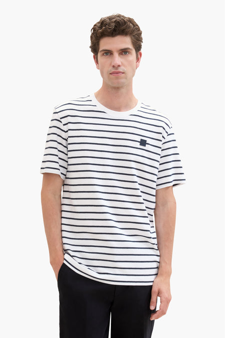T-shirt blanc à manches courtes de TOM TAILOR, avec un motif rayé et un petit logo sur la poitrine.