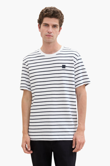 T-shirt blanc à manches courtes de TOM TAILOR, avec des rayures horizontales bleu marine et un petit logo bleu marine.