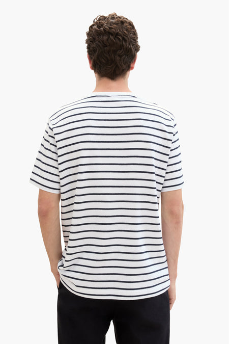 T-shirt blanc à manches courtes de TOM TAILOR, avec un motif rayé sur le dos et un pantalon noir.