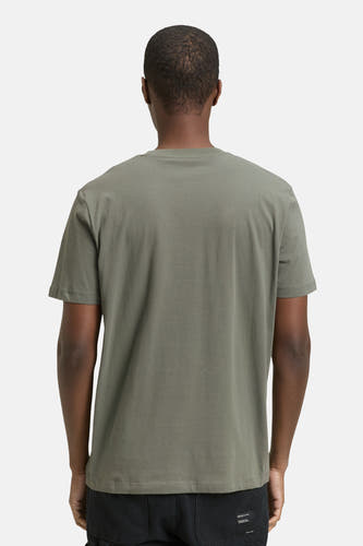 T-shirt vert de mantes courtes TOM TOMOROR, vu vu l'arrière, porté avec un pantalon noir.